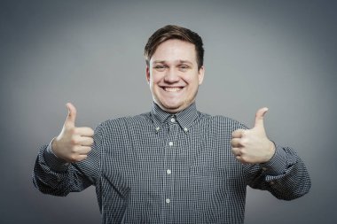 Genç adam parmaklarını kameraya gösteriyor.