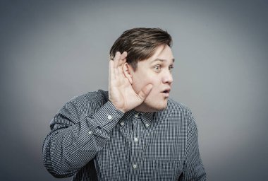 Konuşmalara kulak misafiri olan genç adam.