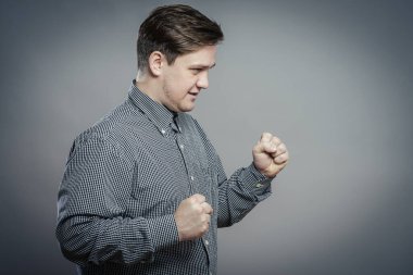 Yumruğunu sıkan Öfkeli Genç Adamın Portresi