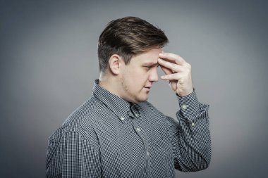 Genç ve rahat düşünen bir adam.