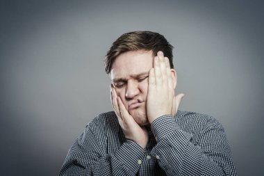 Gerçekten komik suratlı adamın portresi.