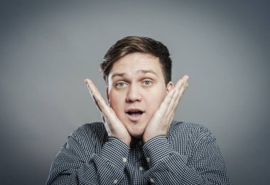 Gerçekten komik suratlı adamın portresi.