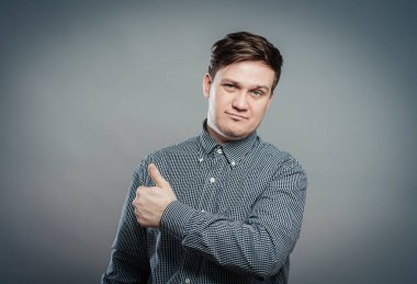 Yakışıklı ve başarılı bir adam olumlu bir hareket yapıyor.