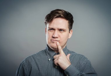 Genç ve rahat düşünen bir adam.