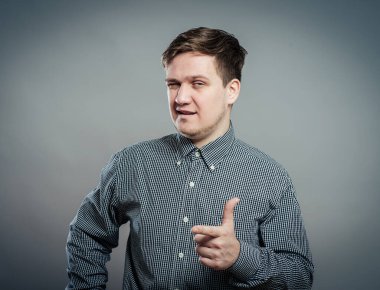 Akıllı genç adam seni işaret ediyor.