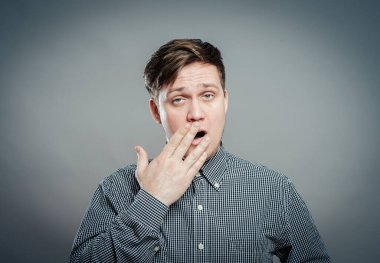 Şaşırmış genç bir adamın portresi. 