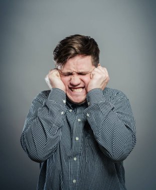 Kızgın bir adam izole edilmiş