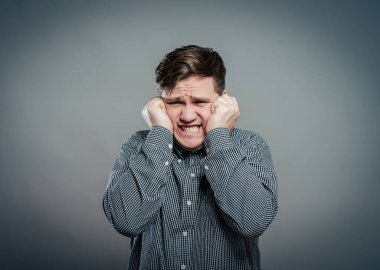 Kızgın bir adam izole edilmiş