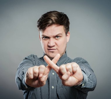 Genç adam elleriyle Extreme için X şekli yapıyor..