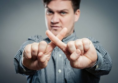 Adamın elleri çapraz x şeklinde.