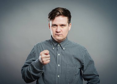 Akıllı genç adam seni işaret ediyor.