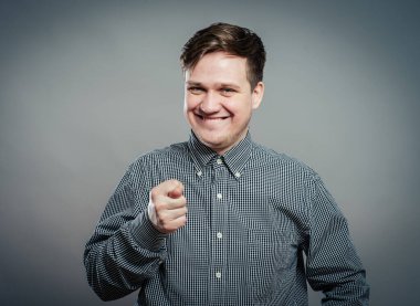 Akıllı genç adam seni işaret ediyor.