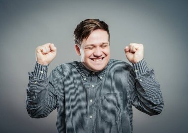 Şaşırmış zaferin portresi genç adam. 