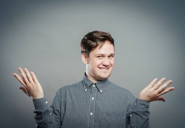 Şaşırmış genç bir adamın portresi. 