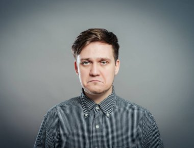 Stüdyoda poz veren genç adam