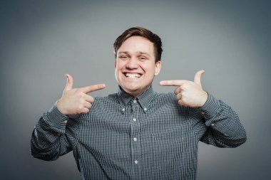 Dişlerinde görünen yakışıklı genç adamın portresi. 