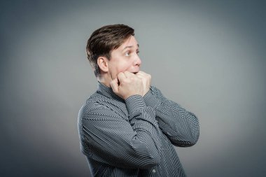 Korku, insanın gömleğinde komik ifadeler olmasından korkar.