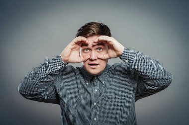 Elleri gözlük gibi kullanan adam.