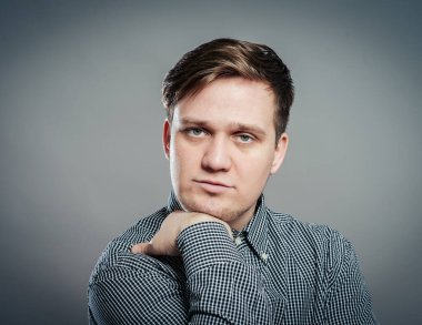 Stüdyodaki stresli genç adam