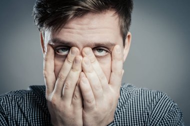 Eli gözlerinde genç bir adamın portresi.