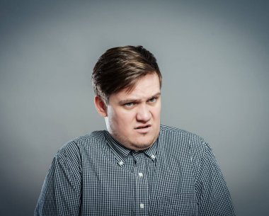 Mutsuz adam hayal kırıklığına uğramış tiksinti