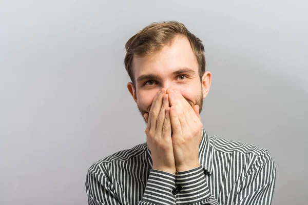 Ein Junger Mann Hält Vulgäre Witze Fotostudio Zurück — Stockfoto