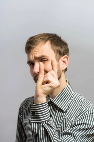 Joven Guapo Muestra Poco Gesto Sobre Fondo Gris — Foto de Stock