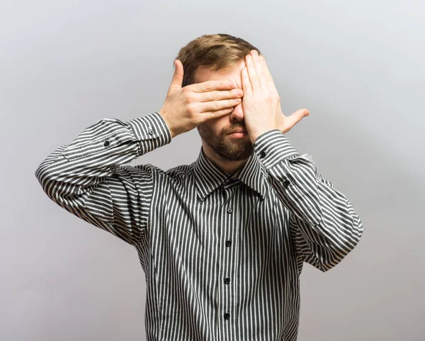 Joven Cubre Los Ojos Con Sus Manos Tiro Estudio —  Fotos de Stock