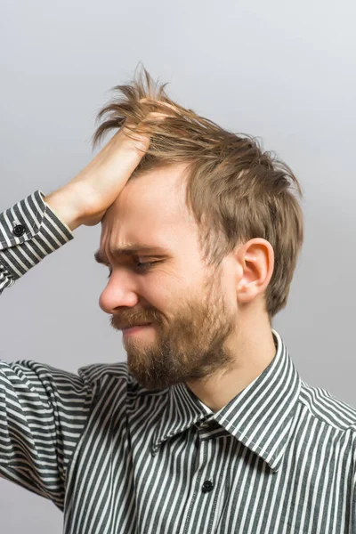 Gros Plan Jeune Homme Colère Qui Déchire Les Cheveux Est — Photo