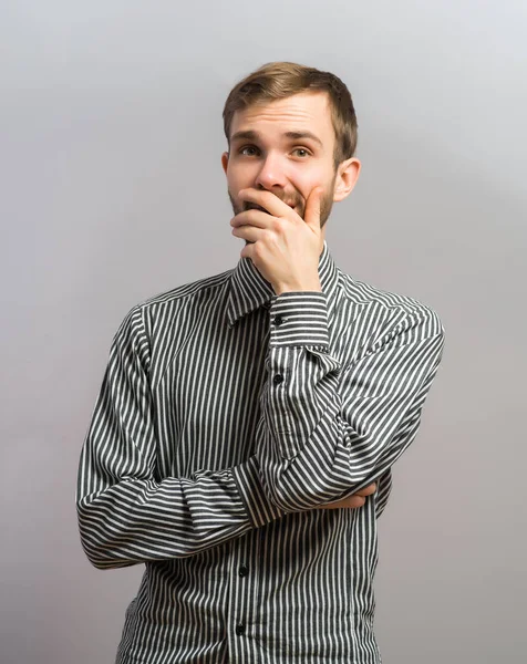 Junge Gutaussehende Mann Bedeckte Ihren Mund Überraschung Geste Auf Grauem — Stockfoto