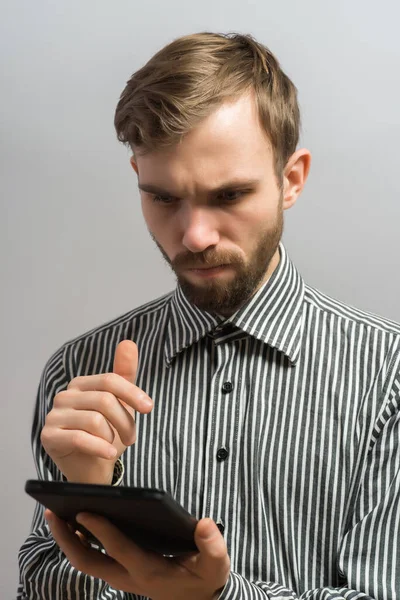 Schöner Seriöser Mann Mit Tablet Computer — Stockfoto