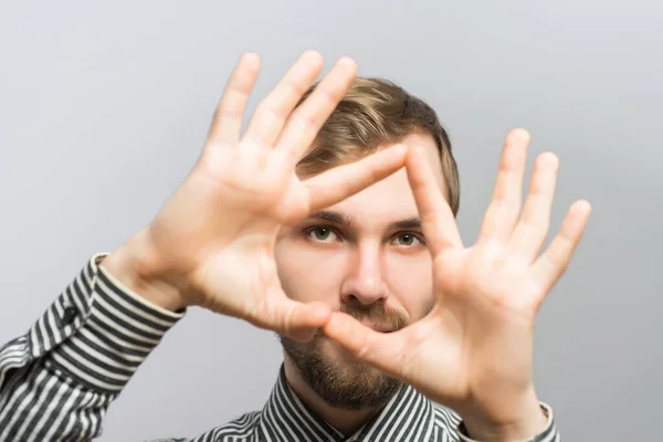 Mens Maakt Het Hart Uit Handen — Stockfoto