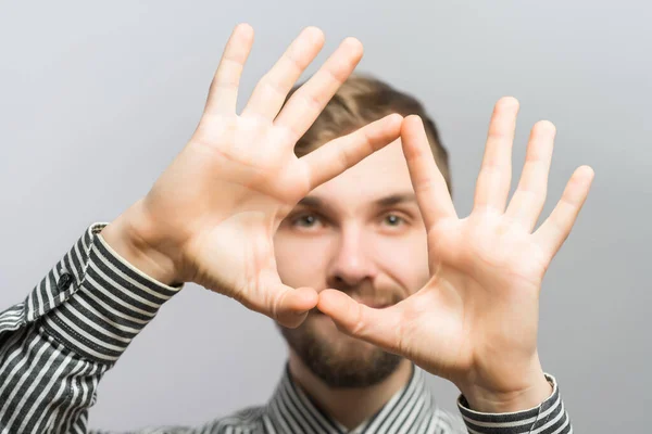 Hombre Hace Corazón Las Manos — Foto de Stock