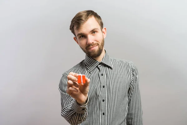 Homem Segurando Pequeno Presente Vermelho Sua Mão Direita Olhando Para — Fotografia de Stock