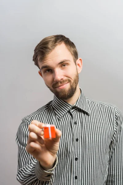 Homem Segurando Pequeno Presente Vermelho Sua Mão Direita Olhando Para — Fotografia de Stock