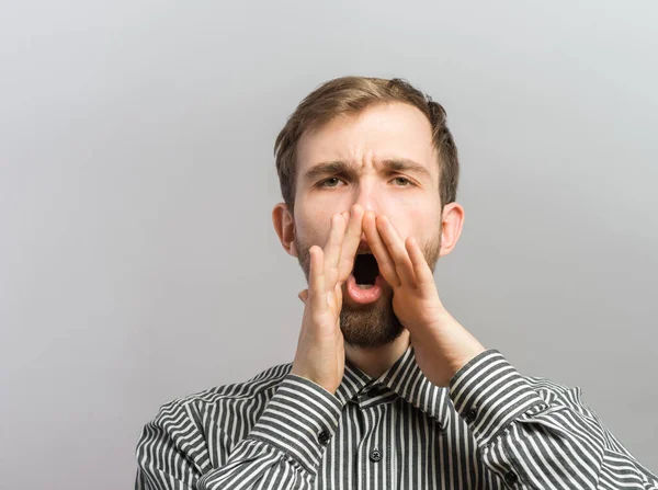 Porträtt Stilig Ung Man Skriker Över Grå Bakgrund — Stockfoto