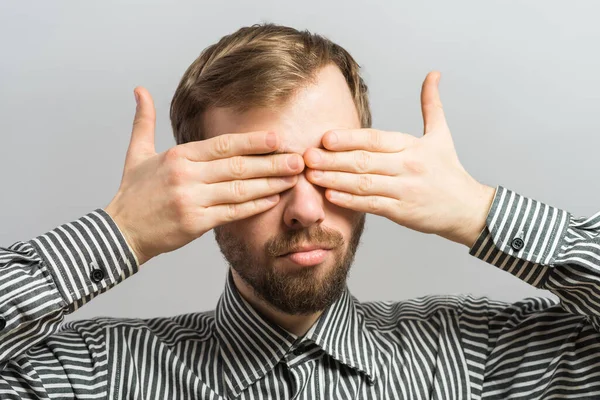 Jonge Man Sluit Zijn Ogen Met Zijn Handen — Stockfoto