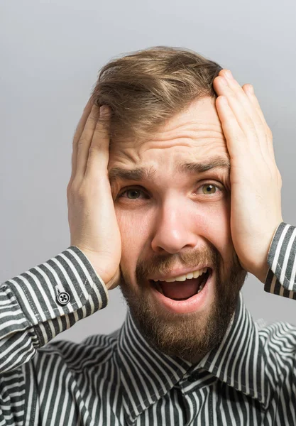 Joven Gritando Sosteniendo Cara Sus Manos — Foto de Stock