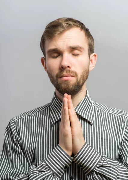 Человек Молится Закрытыми Руками — стоковое фото