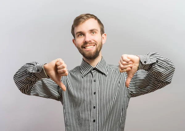 Nahaufnahme Porträt Eines Sarkastischen Jungen Mannes Mit Zwei Daumen Nach — Stockfoto