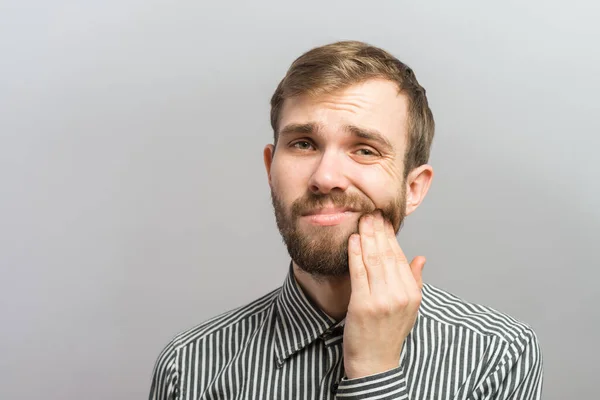 Mladý Muž Vousy Košili Cítí Bolest Zubů — Stock fotografie