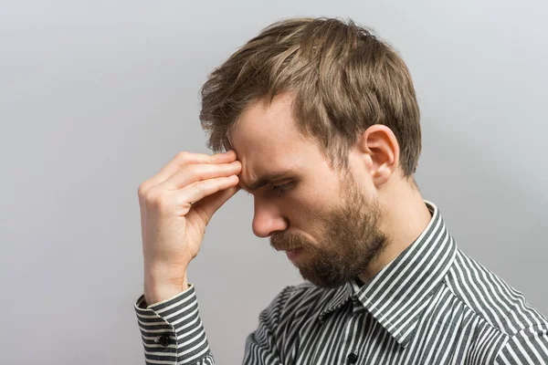 Mann Denkt Intensiv Über Grauen Hintergrund Nach — Stockfoto