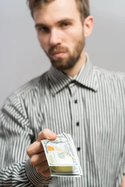 Fešák Mladý Ležérní Muž Izolovaný Drží 100 Dolarů Bankovky — Stock fotografie