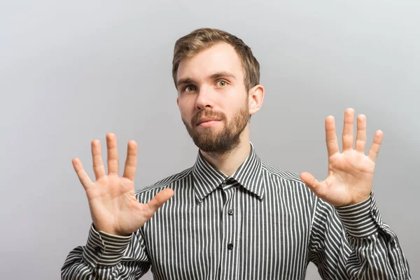 Uomo Non Battuto Mani Isolate Sullo Sfondo Grigio — Foto Stock