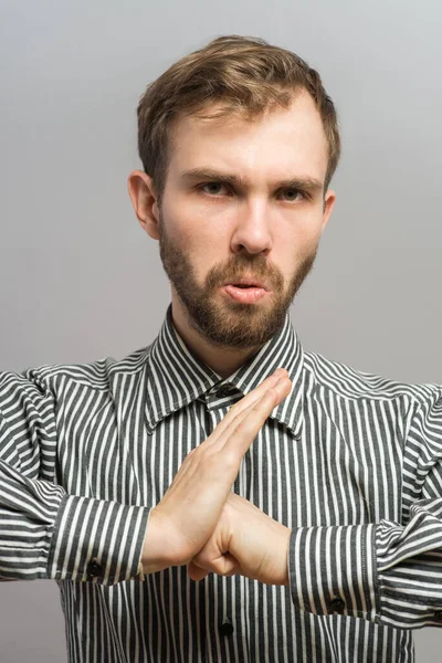 Jovem Irritado Gesto Punho Levantou Ameaça Ameaçadora Estúdio Retrato Fundo — Fotografia de Stock