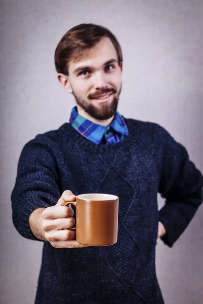 Jeune Homme Dans Pull Bleu Offre Une Tasse Thé — Photo