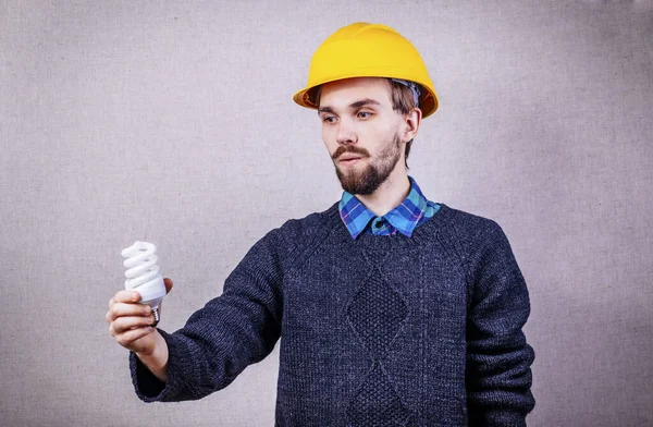 Jonge Bouwer Met Energiebesparende Lamp — Stockfoto