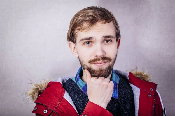 冬の赤いジャケットを着た若い男の肖像画 — ストック写真