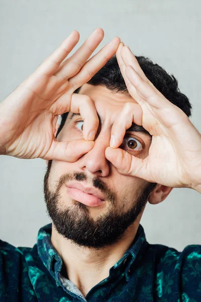 Hombre Haciendo Una Máscara Las Manos — Foto de Stock