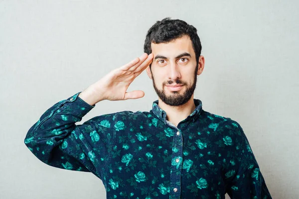 Señor Guapo Joven Sosteniendo Mano Cerca Cabeza Mirando Cámara Mientras — Foto de Stock